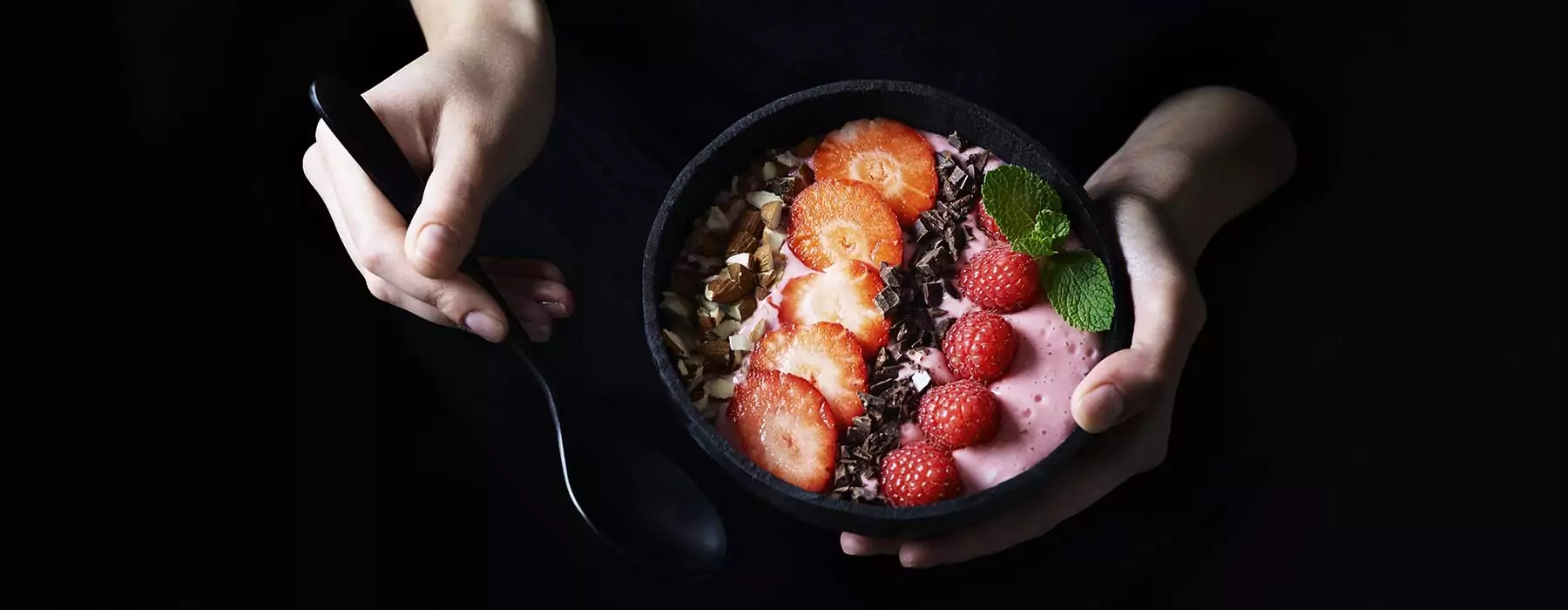 Dansk sommer-smoothiebowl med røde bær og hyldeblomst